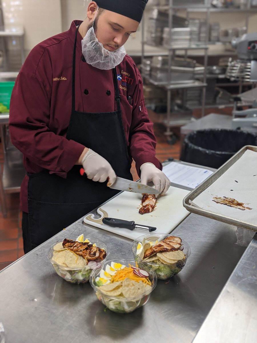 ChefBrockCahoon's tweet photo. @LehighCTI @LCTI_SaltPepper Grab and Go BBQ chicken salads. Great work John and Alexia https://t.co/nbtnxnfRpF