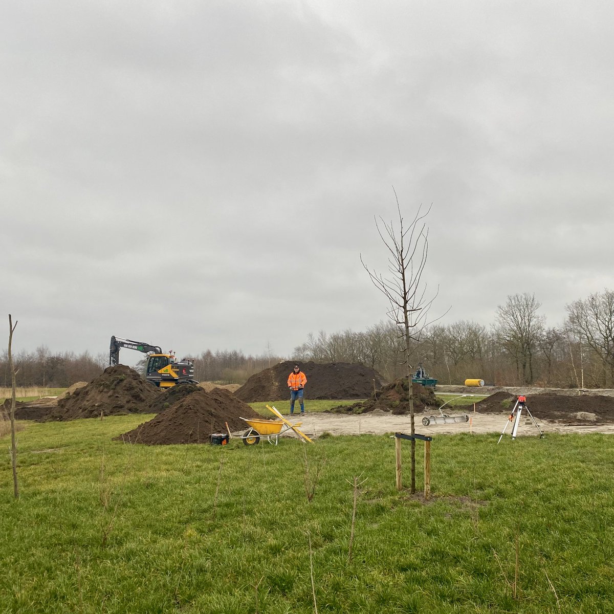 TWMakelaars's tweet photo. En ze zijn los @meervaneysinga
Uitgraven fundering ... week 4 heien. 5 woningen plus de nieuwe verkoopcontainer van @twmakelaars
#modelwoning #langweer #boornzwaag #sintnicolaasga #recreatiewoning #vakantiewoning #water #friesland #zonneenergie #geothermie #warmtepomp #gasloos https://t.co/16zWrrS955