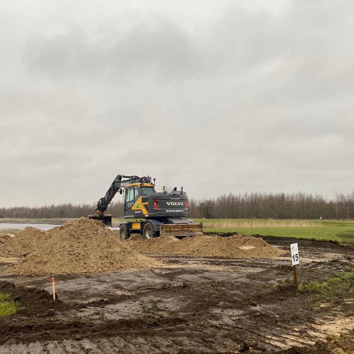 TWMakelaars's tweet photo. En ze zijn los @meervaneysinga
Uitgraven fundering ... week 4 heien. 5 woningen plus de nieuwe verkoopcontainer van @twmakelaars
#modelwoning #langweer #boornzwaag #sintnicolaasga #recreatiewoning #vakantiewoning #water #friesland #zonneenergie #geothermie #warmtepomp #gasloos https://t.co/16zWrrS955