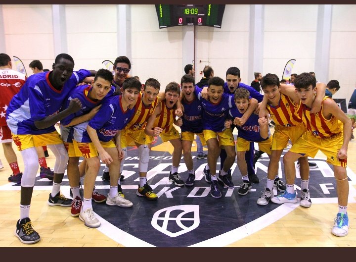 MirPalaus's tweet photo. Perquè som JUNTS, i no hi havia una altra manera. 
Agraïments infinits a ells que s'han deixat la pell. Al grup humà d'entrenadors/és que hem compartit aquest camí. Al @raullaita i @Rubenmube per fer-me sentir tan dins. A tots els que treballen dia rera dia pel bàsquet català. https://t.co/RacvWmpwA2