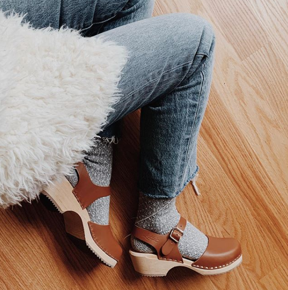 lottasclogs's tweet photo. If you are unsure about how to style clogs with socks for these colder months, we feel this look by @grrraciekins is a great place to start. Clogs: Low Wood Tan #clogsandsocks #lottafromstockholm #lovemylottas #cloglife #lottasandsocks https://t.co/QSl1Szice5