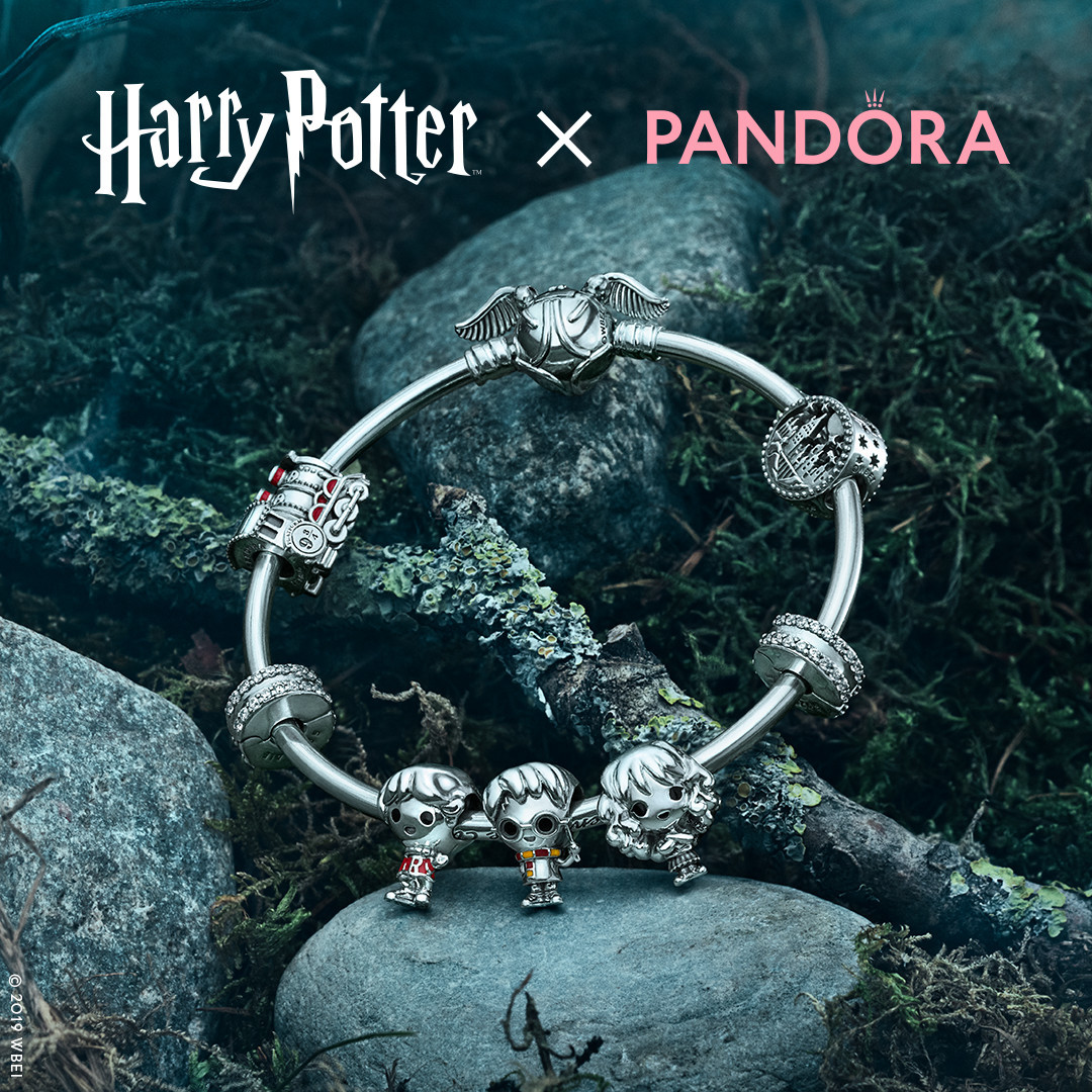 PandoraQuebec's tweet photo. ✨ Connaissez-vous un trio d’amis aussi fidèles? Nous non plus! Visitez votre boutique #Pandora pour découvrir la collection #HarryPotterxPandora et célébrez l’amitié d’une toute nouvelle façon! 💝 #Harry #Ron #Hermione #HarryPotter  #JaimePandora  #Pandorabijoux #PandoraQc https://t.co/TvUxkI6DTd