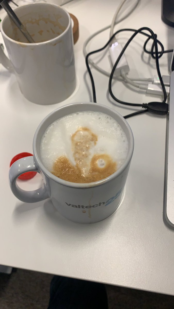 antoinetouzot's tweet photo. J’ai voulu faire une fleur en motif de #latteArt ça à mal tourné https://t.co/G0R62sSbSK