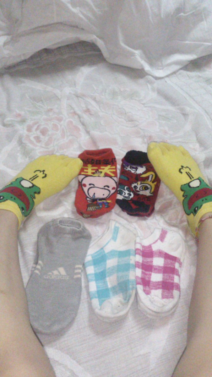 socksocks546's tweet photo. 同級生の靴下にいたずらしてる人写真交換しませんか？🤔

よかったらDMでお話しましょ～
お気に入りの写真送ってください😊

#ソックス #靴下 #紺ソ #スニソ https://t.co/QxyMLL8a08