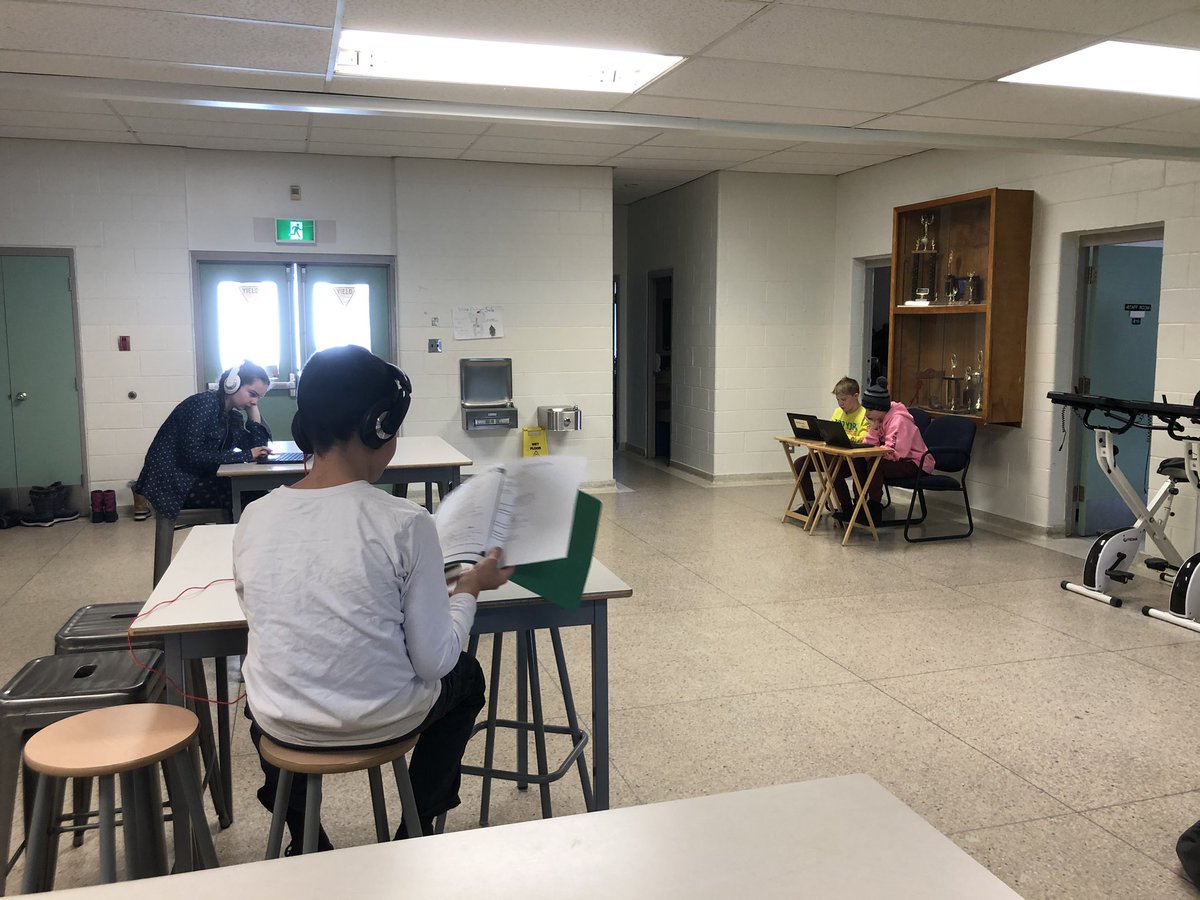 MsMilito13's tweet image. Extra, extra read all about it!!! Grade 6 working on current event presentations! Can’t wait to hear all about their research! #BeInnovative #ocsbdeeplearning