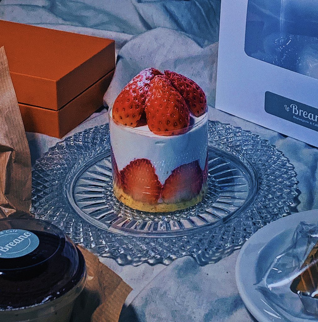 원주 르브레노의 빵과 케이크들.
오늘 뮤지엄산을 가신다던 지인분이, 밤중에 꼭 오늘 줘야할 게 있다고 하셔서 나가보니 딸기케이크랑 티라미수랑 빵ㅠㅠ... 전에 혼자 대중교통으로 가서 못 먹어봤을 것 같다구 사다주셨는데 맛을 떠나 생각해주신 것에 감동이었다. 거기다 예뻐서 더 감동ㅠㅠ