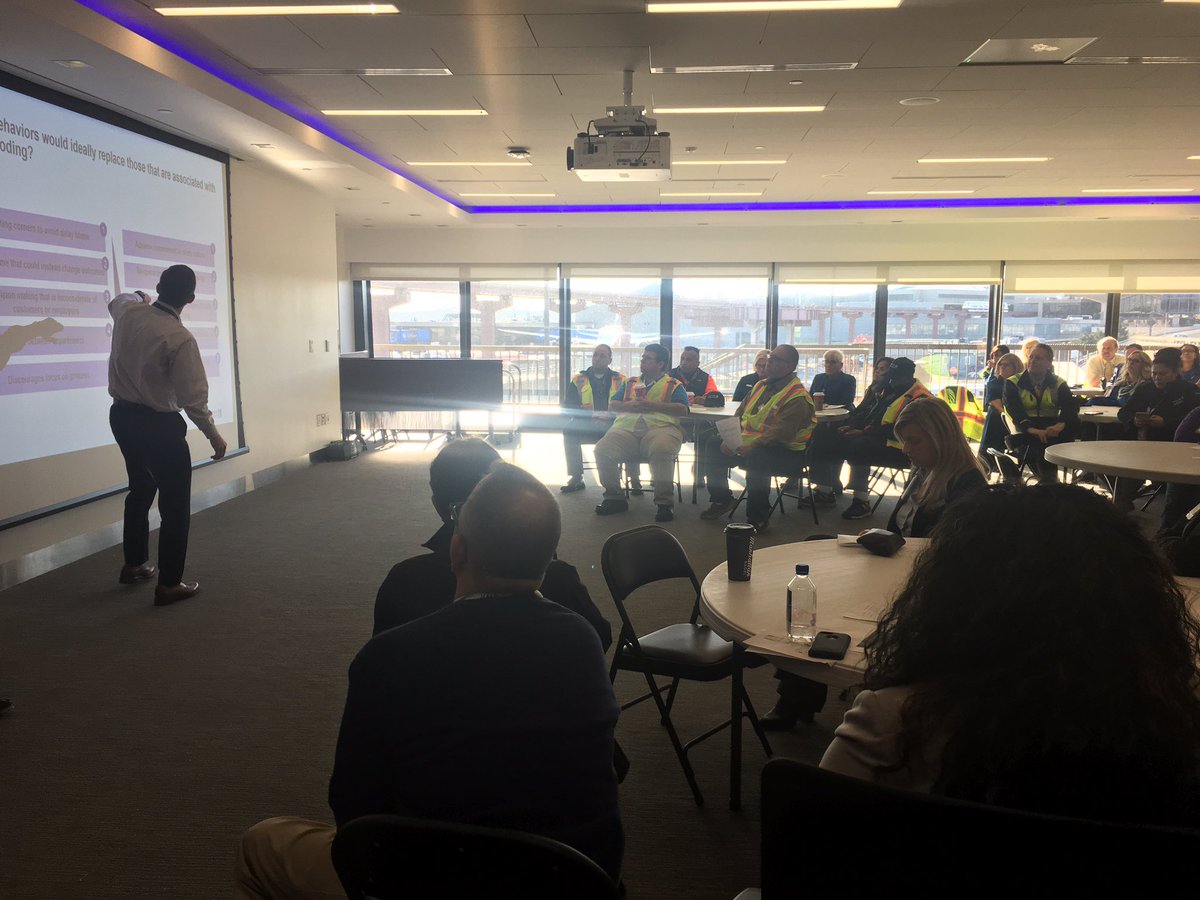 ssimonson10's tweet photo. Incredible turnout at our first communication session on We Win Newark! @jeff_riedel160 and our change champions are excited to share the secret sauce that will transform United and the airline industry @EWRmike @JMRoitman @weareunited https://t.co/oJuU6Zzsf6