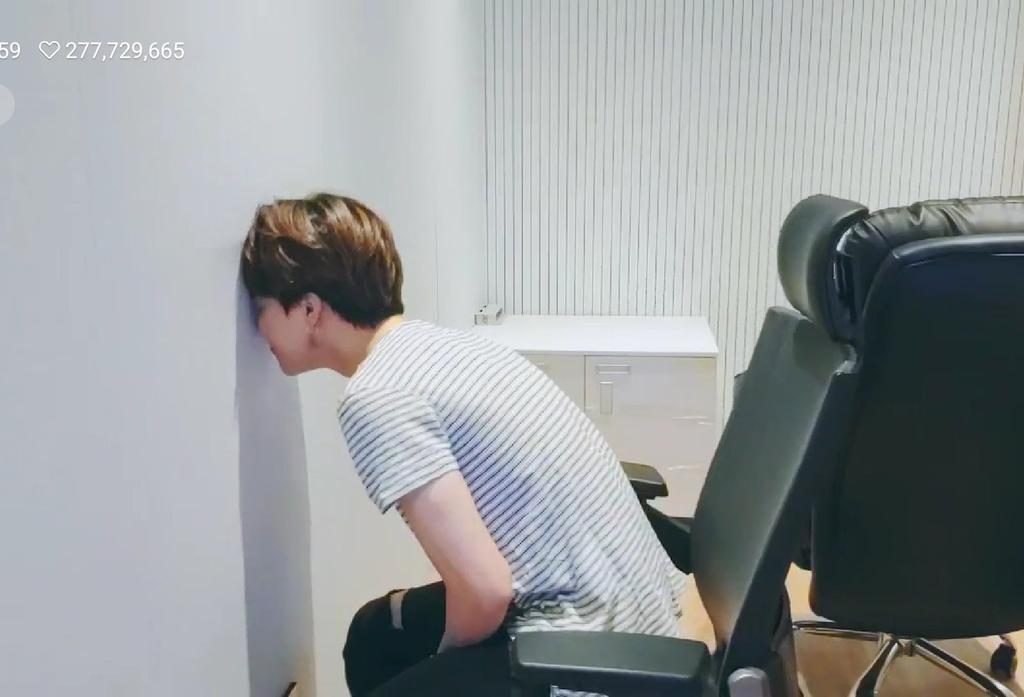 _armyuniverse's tweet photo. After watching the clip : 🙃🙃

@BTS_twt
https://t.co/YId4h6NW44
#ShadowisComing 
#ShadowIsHere 
#BeyondTheShadow 
#ShadowComebackTrailer https://t.co/nCrdm81mEr