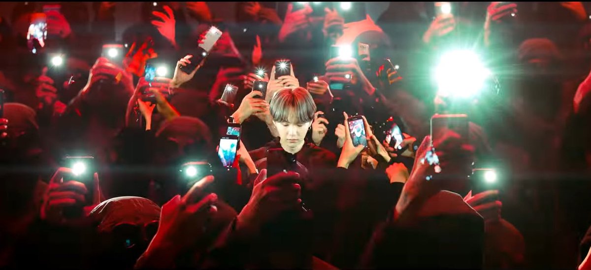 เนื้อเพลงโคตรดีพอ่ะ อยากเป็นร็อคสตาร์ อยากไปอยู่จุดสูงสุด แต่ก็อยากเป็นตัวของตัวเองเหมือนกัน แต่ยังไงก็สลัดร่างที่เป็นซุปตาร์ออกไปไม่ได้ จะหนีไปไหนก็มีกล้องตามติดอยู่ดี ㅠㅠ