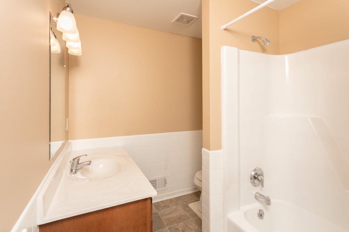 GlendaleDev's tweet photo. LEASING NOW: 2 Bedroom, 1.5 Bathroom townhomes! $950/mo includes water and trash. Located on Denise Rd., Northshore is conveniently placed near everything you need on Dewey Ave., and is a short commute to downtown Rochester! 😍👇Call (585)697-0955 for details! https://t.co/Uv0P18sm5w