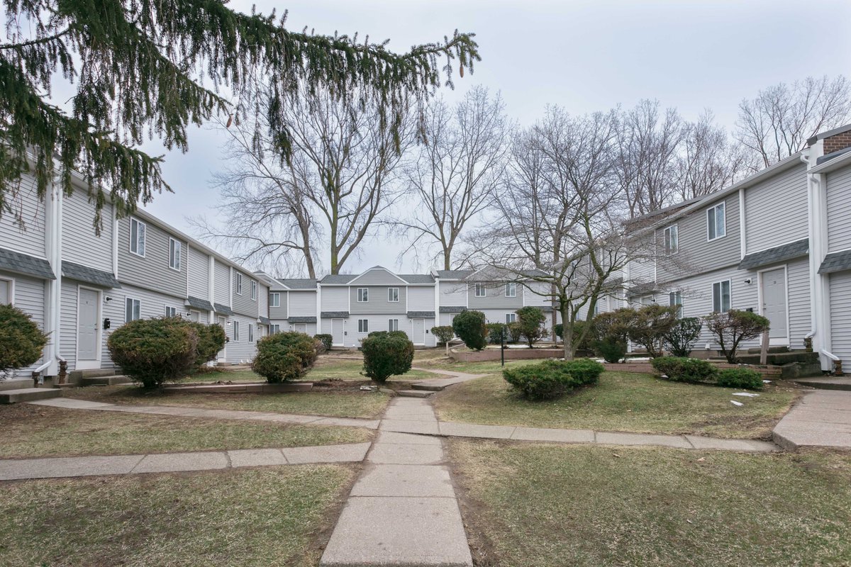 LEASING NOW: 2 Bedroom, 1.5 Bathroom townhomes! $950/mo includes water and trash. Located on Denise Rd., Northshore is conveniently placed near everything you need on Dewey Ave., and is a short commute to downtown Rochester! 😍👇Call (585)697-0955 for details!