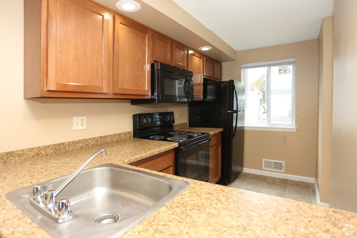 GlendaleDev's tweet photo. LEASING NOW: 2 Bedroom, 1.5 Bathroom townhomes! $950/mo includes water and trash. Located on Denise Rd., Northshore is conveniently placed near everything you need on Dewey Ave., and is a short commute to downtown Rochester! 😍👇Call (585)697-0955 for details! https://t.co/Uv0P18sm5w