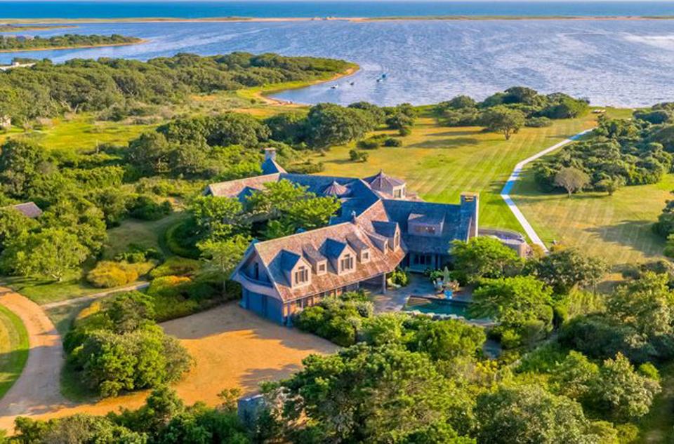 CharlesCMann's tweet photo. Ex-President Obama, surely the most climate-concerned president ever, bought a house last fall in Martha’s Vineyard. Here’s a picture—nice house! Right on the edge of the ocean. $11.5 million was the price, supposedly. 2/11 https://t.co/Vu093eAcQZ