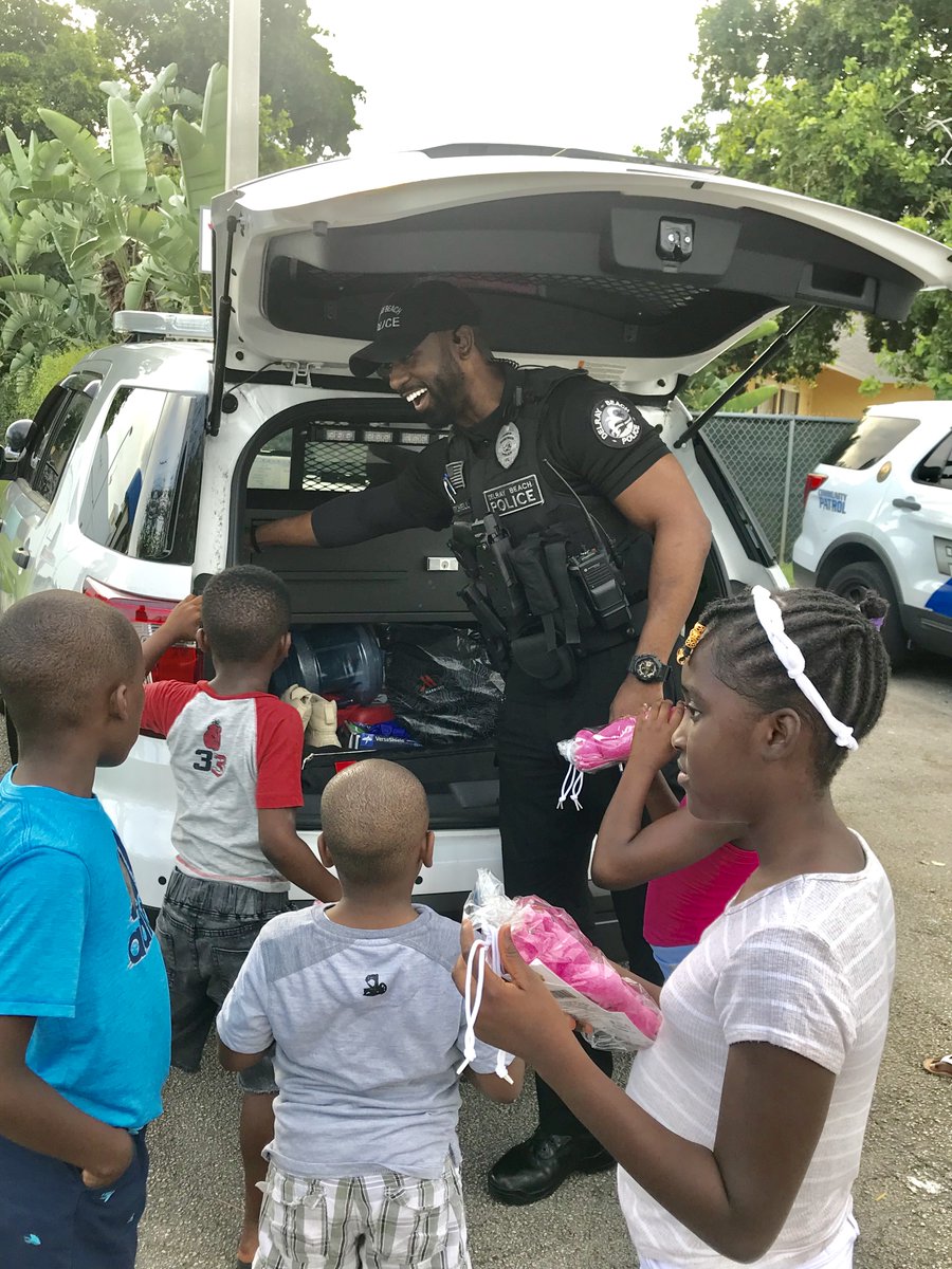 DelrayBeachPD's tweet photo. It is #LawEnforcementAppreciationDay! If you see one of DBPD's men and women in blue today, please stop and thank them for their continuous service, sacrifice and courage to keep the city of Delray Beach safe. #OneDelrayOneCommunityOnepoliceDepartment https://t.co/yMvHPYElG5