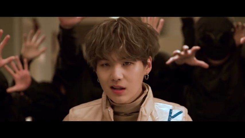 ChitlT's tweet photo. ¡NO PUEDO, NO PUEDO, NO PUEDO,NO PUEDO!!!!

ES MUCHA PERFECCION PARA UN SIMPLE SER COMO YO.

MIN  YOONGI  ES UN DIOSSSS ♥😭

#INTERLUDE_MAP_OF_THE_SEUL_7 
#YOONGISELUCIO
@BTS_twt 
#ComebackMap https://t.co/fmxjjZq9zb