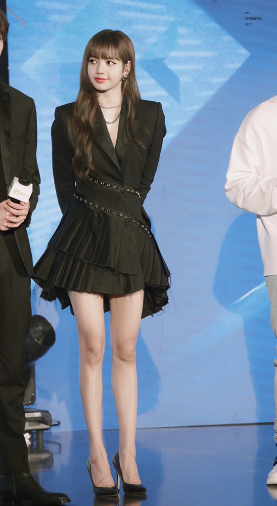 CelebsSpectator's tweet photo. #lalalalisa_m in #AlexanderMcQueen #YouthWithLalisa #LisaBLACKPINK  | photo cr: lovinglysa https://t.co/COrXouvKZA