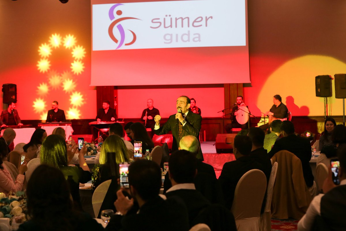 sumergidaas's tweet photo. 2020 Sümer Gıda Pitstop toplantısı ve gala gecesini P&G yöneticilerinin katılımıyla gerçekleştirdik. Oldukça başarılı geçen toplantının ardından 2020’ye bomba gibi giriyoruz.
Güneş doğudan doğar dedik,
Uğrunuza inandık geldik.
#proctergamble #sümergıda #pitstop2020 #mardin https://t.co/Qicwb94e6s