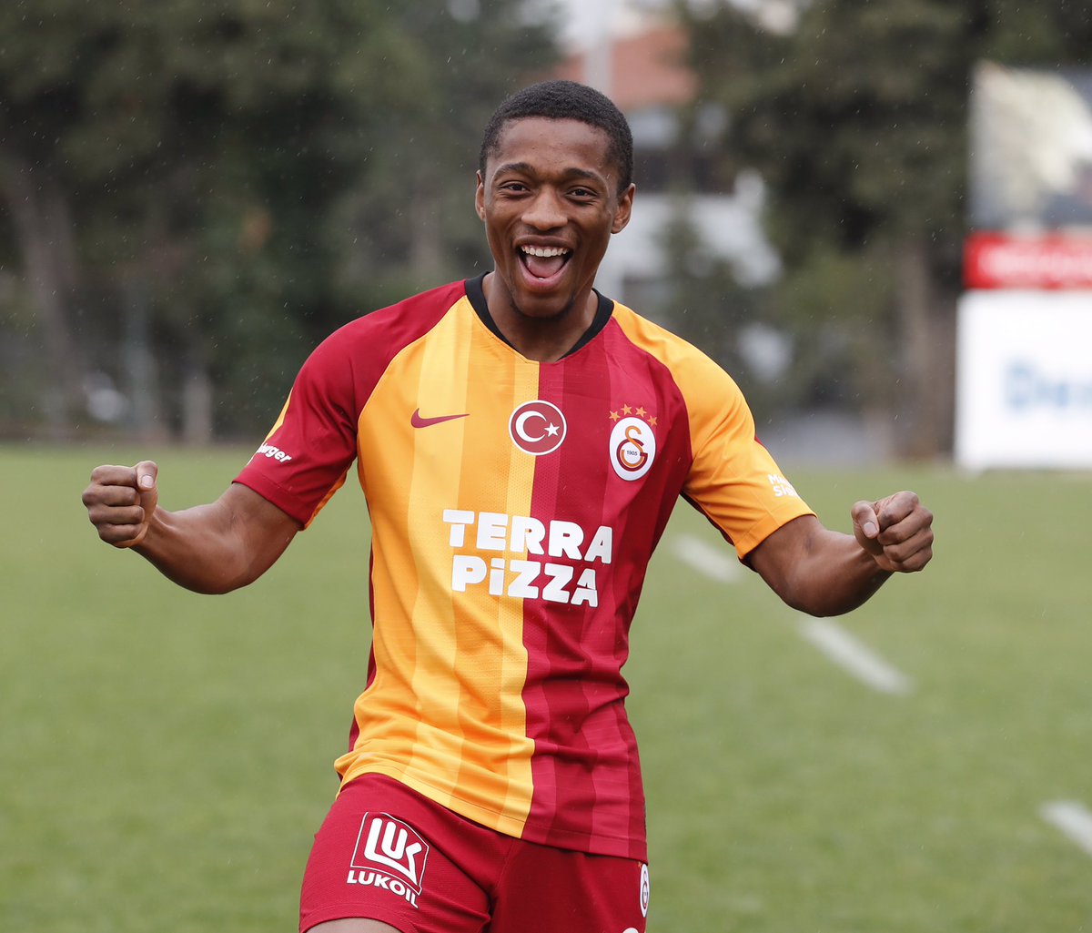 Galatasaray's tweet photo. 👋 Say hi to our number 2️⃣8️⃣

Jesse S! 😎 https://t.co/aBYSrj1CtU