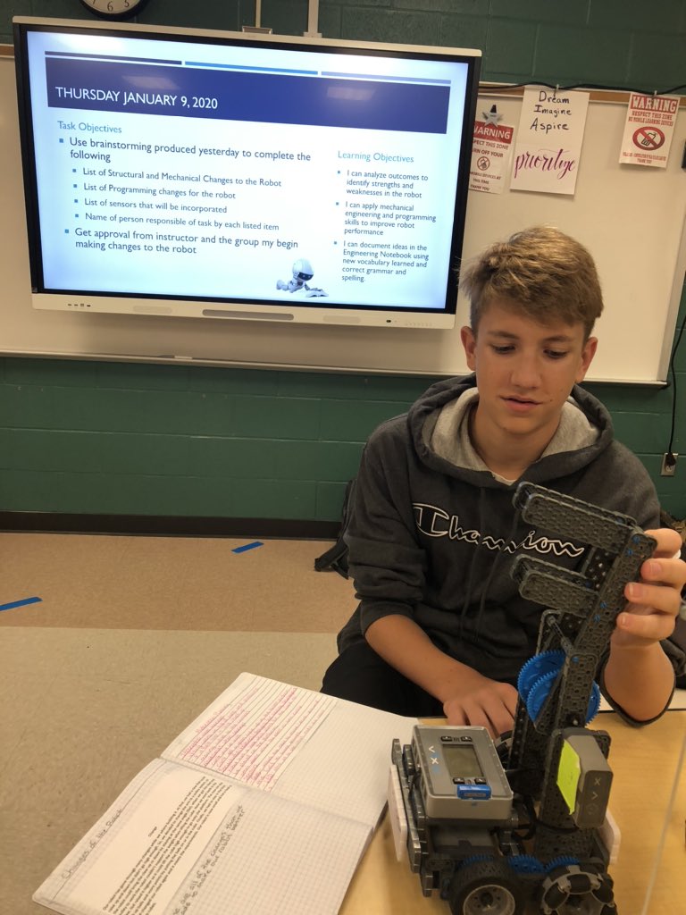 CRHS_DigitalArt's tweet photo. Engineering Design and Development practice as early as 7th grade. Learning the building blocks problem solving with applied practice. @RJHlonghorns @GRHSEngineering #longeng https://t.co/q9TaVvEGvg