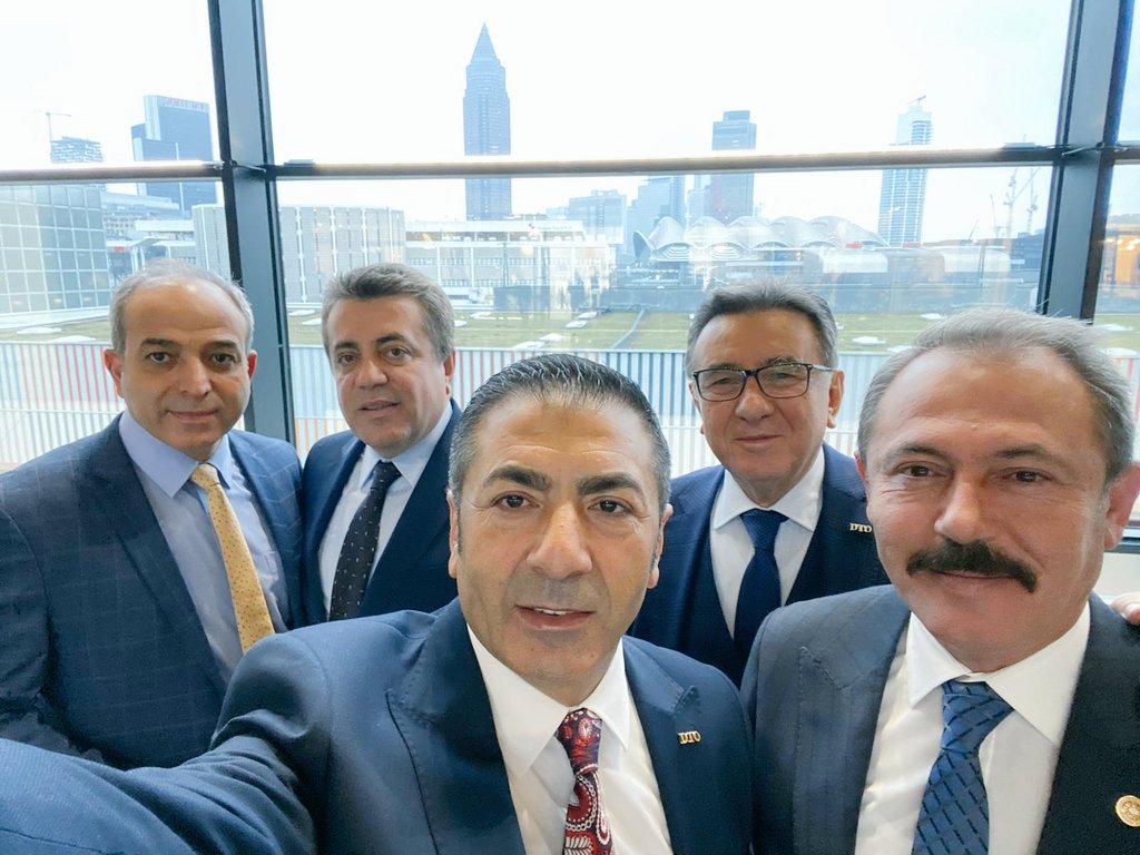 Fuar temaslarımız ve ihracatçı firmalarımıza yönelik ziyaretimizi, #basın mensuplarımızla yaptığımız değerlendirmeyle tamamladık. #Heimtextil'de odamızın üyelerini yalnız bırakmayan #Denizli heyetimizde yer alan herkese teşekkürler. Üretenin her zaman yanındayız. #2020DenizliYılı