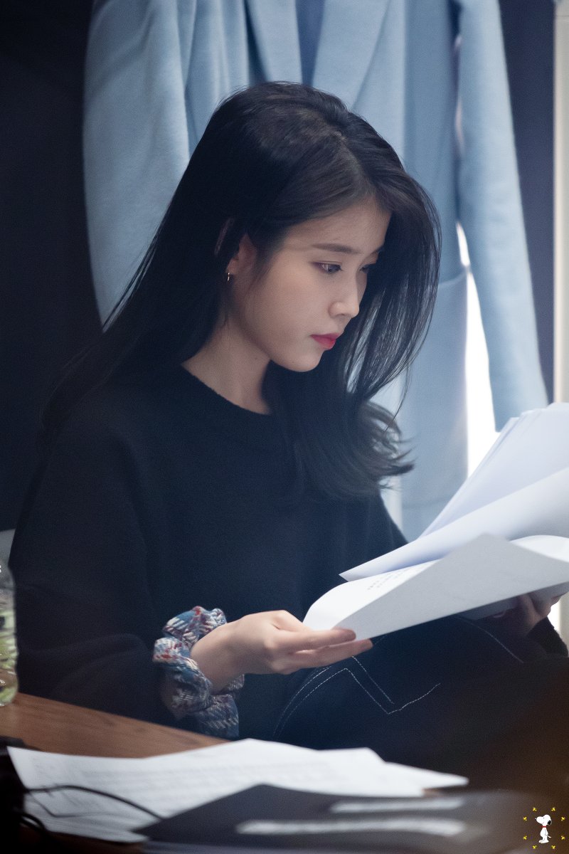 iu_snoopy's tweet photo. 200109 강한나 볼륨을 높여요 게스트 아이유 직찍

아회장님 결재서류 검토중..

@_IUofficial @lily199iu
 
 #아이유 #이지은 #IU https://t.co/fZIgAsyXTT