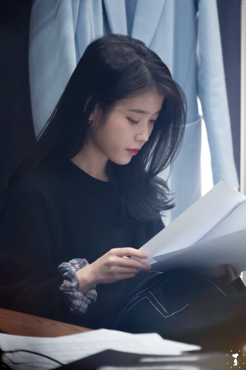 iu_snoopy's tweet photo. 200109 강한나 볼륨을 높여요 게스트 아이유 직찍

아회장님 결재서류 검토중..

@_IUofficial @lily199iu
 
 #아이유 #이지은 #IU https://t.co/fZIgAsyXTT