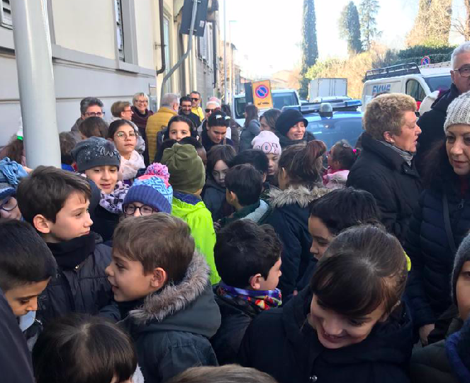 Le pietre d'inciampo, già installate in molte città italiane, da oggi sono anche a #Firenze. 
Ad intervenire alla prima posa la vicesindaca Cristina Giachi insieme al presidente della Comunità ebraica David Liscia, al rabbino capo Gadi Piperno e all'arcivescovo Giuseppe Betori.