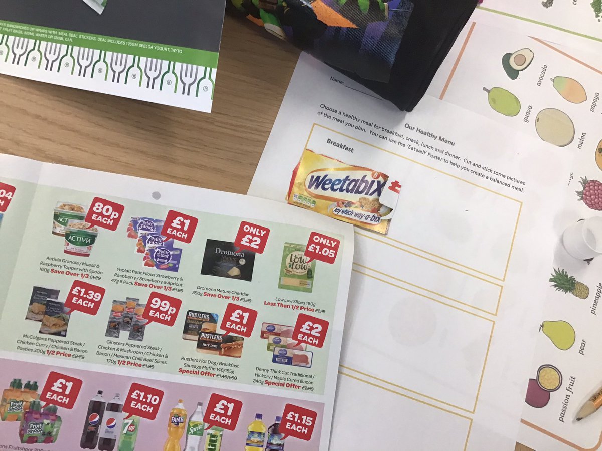 MsGMills1's tweet photo. Today in P3 we designed some pictorial instructions on how to brush our teeth. We practiced adding coins and use our coin fans to answer. And finally we finished the day by creating a Healthy Eating menu. #pgceprimaryuuc #ks1 #moneypractice #HealthyEating https://t.co/3sFpOPbDwk
