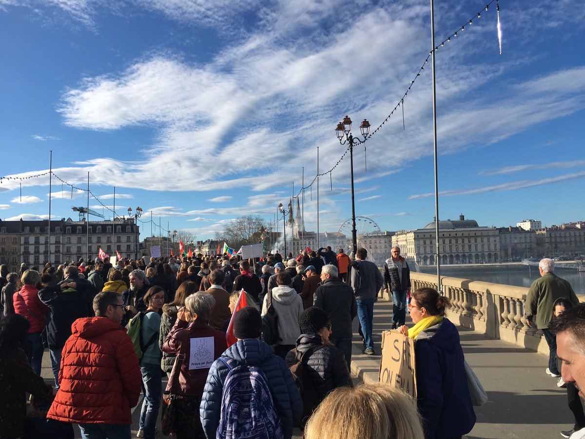 Du monde ce matin à bayonne, la mobilisation ne faiblit pas!