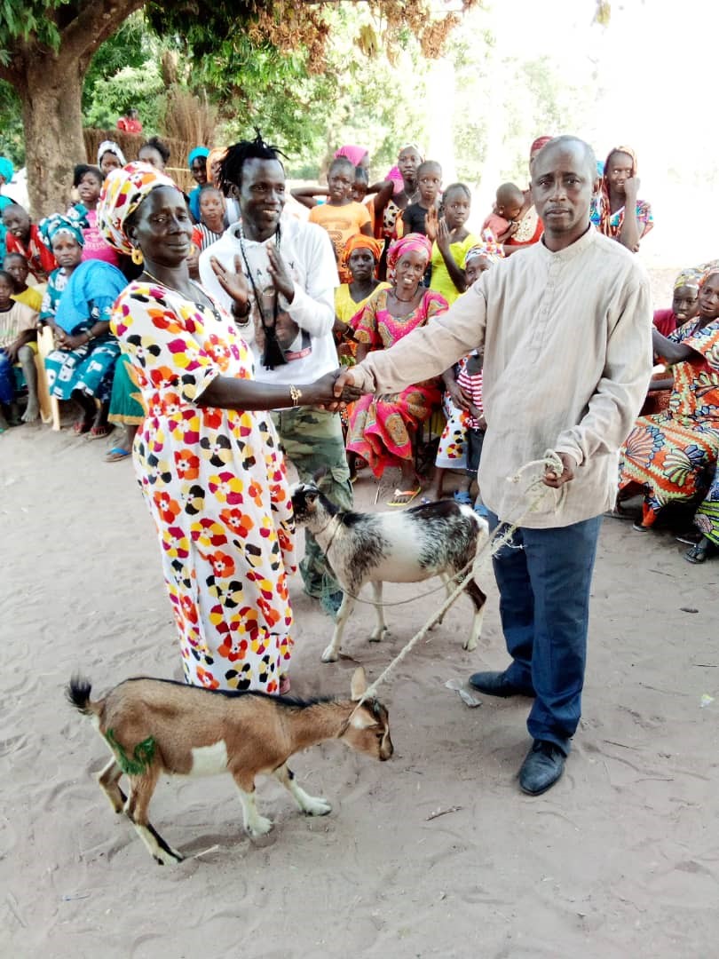 Heifer_NL's tweet photo. Het is weer feest in Senegal! 25 vrouwen mochten schapen en geiten in ontvangst nemen. #Senegal #Voedingcentraal https://t.co/tz7eWhD8S1