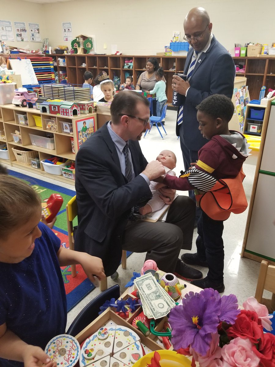 DrMichelleWash1's tweet photo. Great day at Loachapoka Elementary School with Dr. Hunter and Mr. Caffey! #firstclassprek https://t.co/nXVyFim7dc