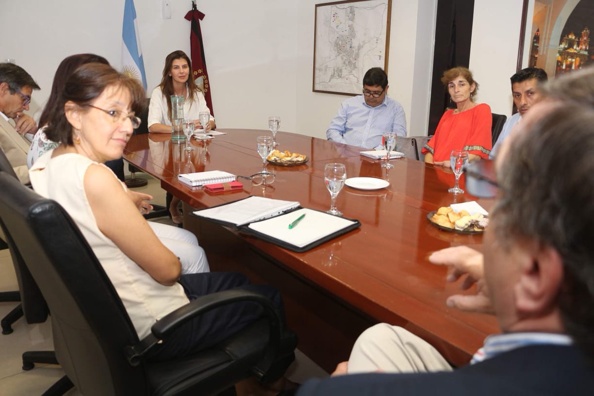 PrensaBettina's tweet photo. Frente a los alarmantes casos de salmonella, la ciudad responde de manera inmediata poniendo en vigencia un protocolo de intervención junto a universidades y especialistas para mayor control y prevención. #Salud #Prevención #GobiernoEnAcción https://t.co/5p91JSedU6