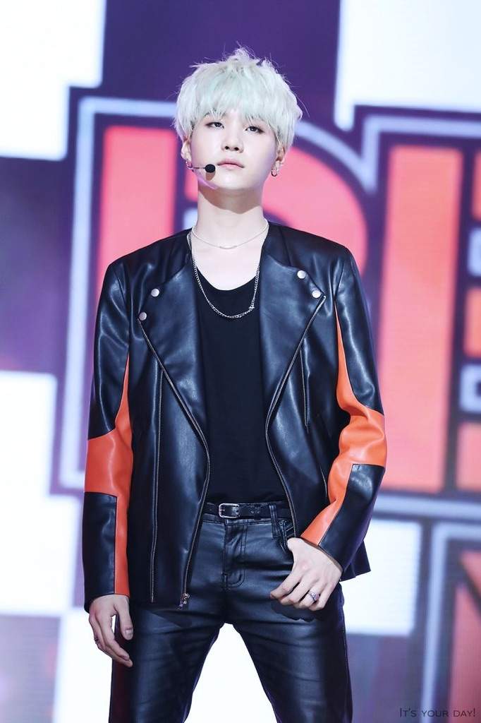 oxports's tweet photo. Min Yoongi wearing a leather jacket on his show.

#MinYoongi #Leather #leatherJackets #blackleatherjacket
#leathercraft #fashionjackets #Fashion #celebrity https://t.co/GlHSEPtQT5
