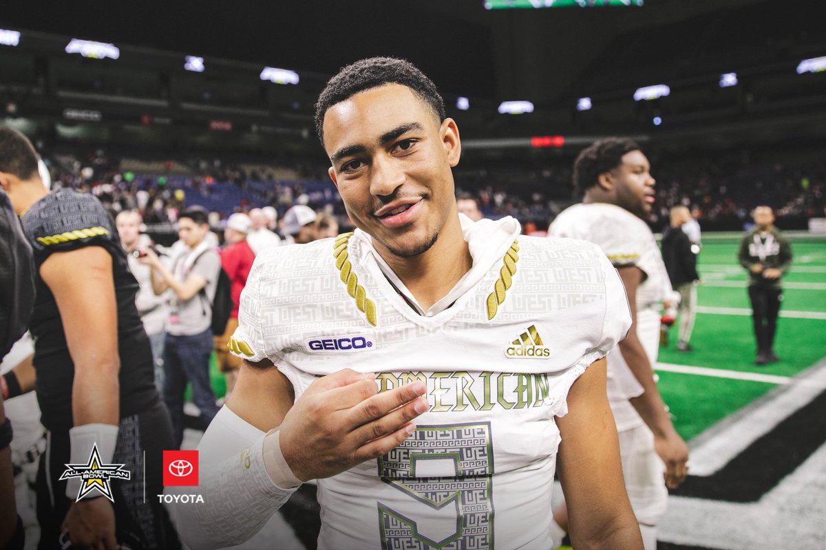 AABonNBC's tweet photo. Congratulations to 2020 All-American Bowl quarterback Bryce Young (@_bryce_young) for being named the @MaxwellFootball Offensive Player of the Year.

#RollTide  🐘 

#AllAmericanBowl 🇺🇸 https://t.co/CDPVk0RY18