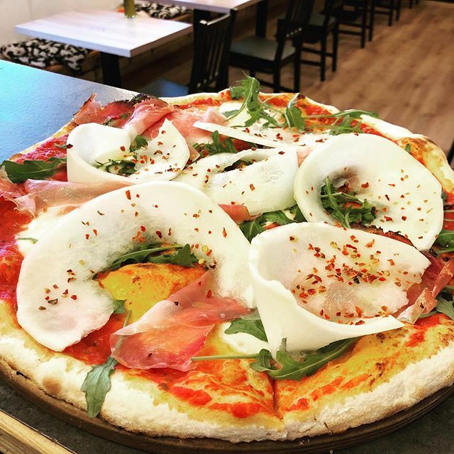 3Kapary's tweet photo. W tym tygodniu stawiamy na speck i melon miodowy w płatkach chilli  wszystko rzecz jasna na rukoli, białej mozzarelli i pomidorach San Marzano. Nowa Speciale od dziś 🍕#pizza #pizzaitaliana #pizzaspeciale #sanmarzanotomatoes #mozzarella #rocket #speck… https://t.co/YBa6uXRy8o https://t.co/wPgxozEbX0
