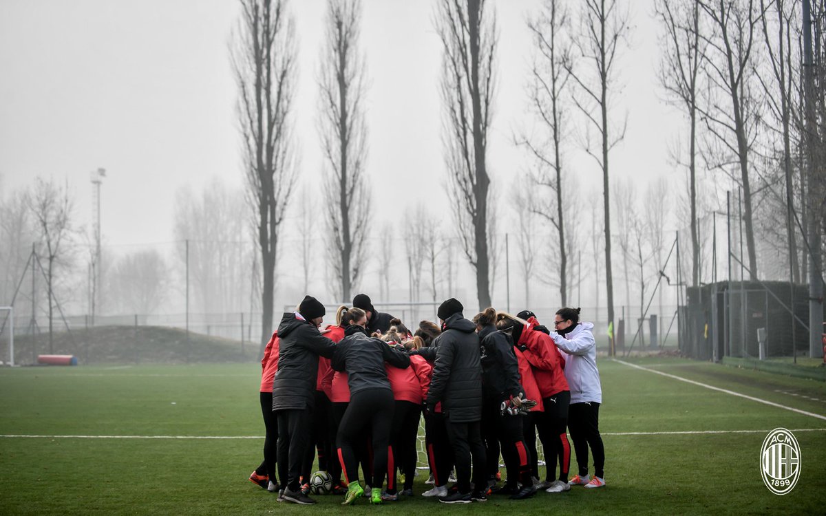 Working towards Sunday's game with our new Rossonera, Pamela Begić ❤️🖤

Al lavoro verso #MilanEmpoli con la nuova rossonera, Pamela Begić ❤️🖤

#FollowTheRossonere #SempreMilan