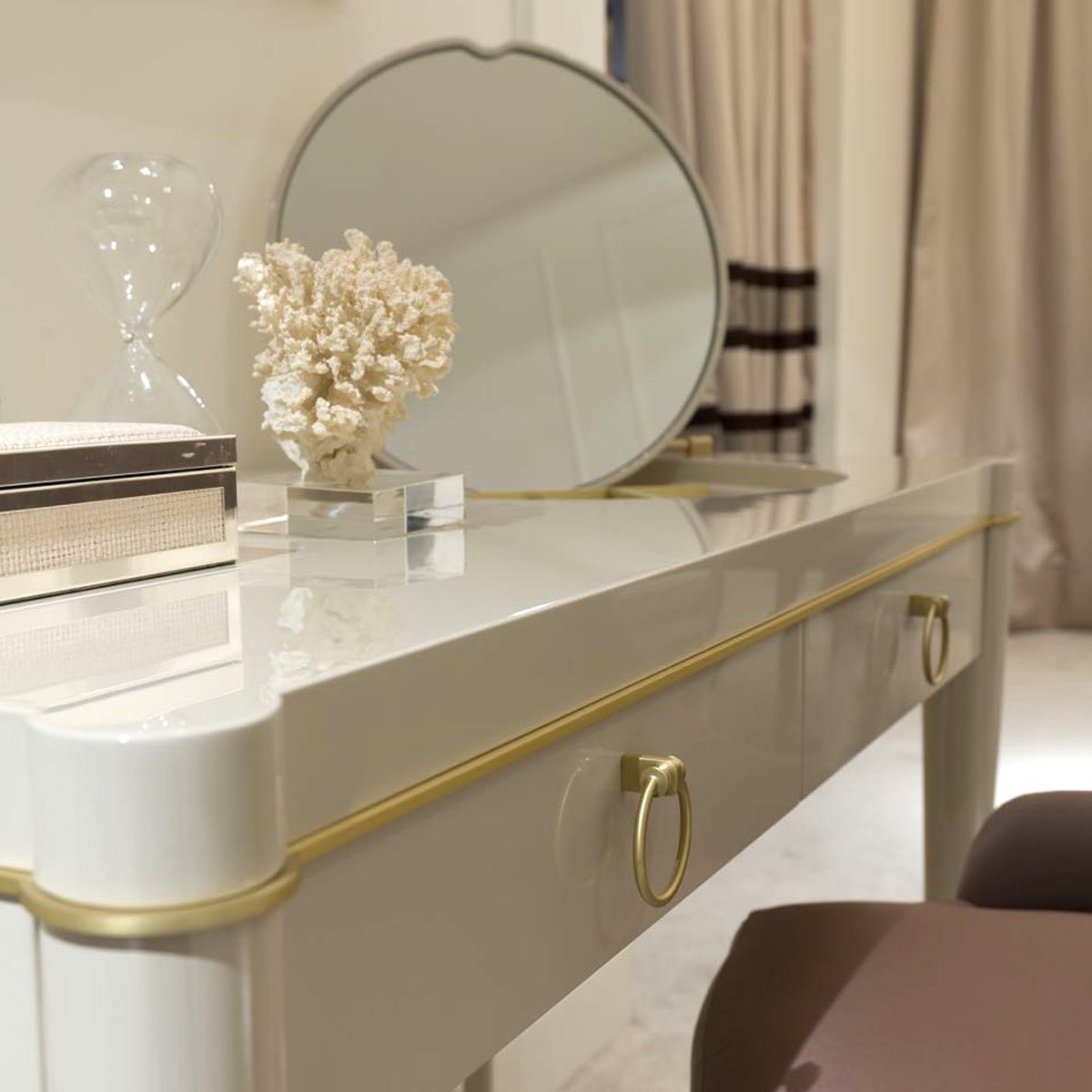 Passerini_com's tweet photo. #NewYearNewMe time and space for myself finally! Here is a very precious vanity, to hide all your beauty secrets and have this space glamourous and private. 

https://t.co/G7oZyT0q1v

#vanityroom #interiordesign #luxuryfurniture  #luxuryliving #palmbeach #floridadesign #JupiterFl https://t.co/oBlZXHfjFT