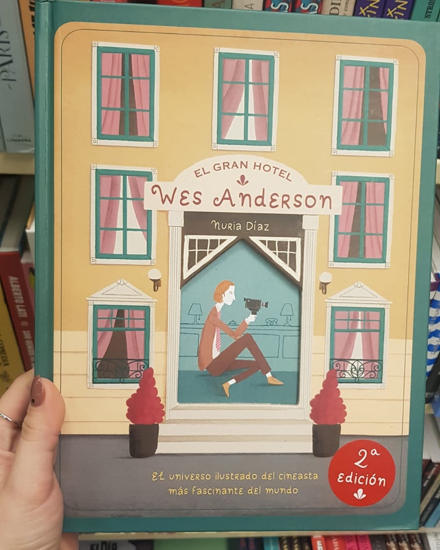 ✨📚Hoy te traemos otra de esas joyitas que alguien ha de tener en su colección. 
Un libro tributo que celebra la desbordante creatividad de uno de los directores de cine más originales de las últimas décadas a través de las inconfundibles ilustraciones de Nuria Díaz.