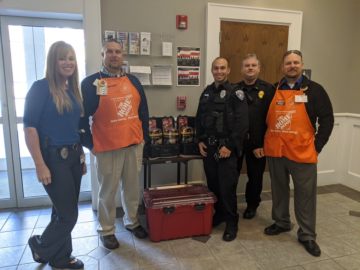NomoreOrange24's tweet photo. #3638 Thanking the Cornelius Police Department for there partnership and unwavering support to the community and local businesses. #BackTheBlue #NLEAD @THD_HXT @TBDTHD @EddieG_THD @WebbfWebb @alex_schendell https://t.co/vJwGKzxDTZ