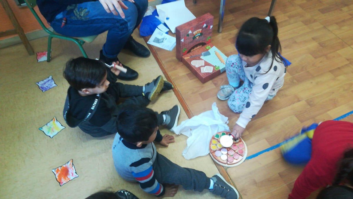 EscolaBM's tweet photo. A la classe de les pilotes juguem amb els regals que ens han portat el Reis d’Orient! 👑👑👑🎁 https://t.co/qGe0BGmAt8