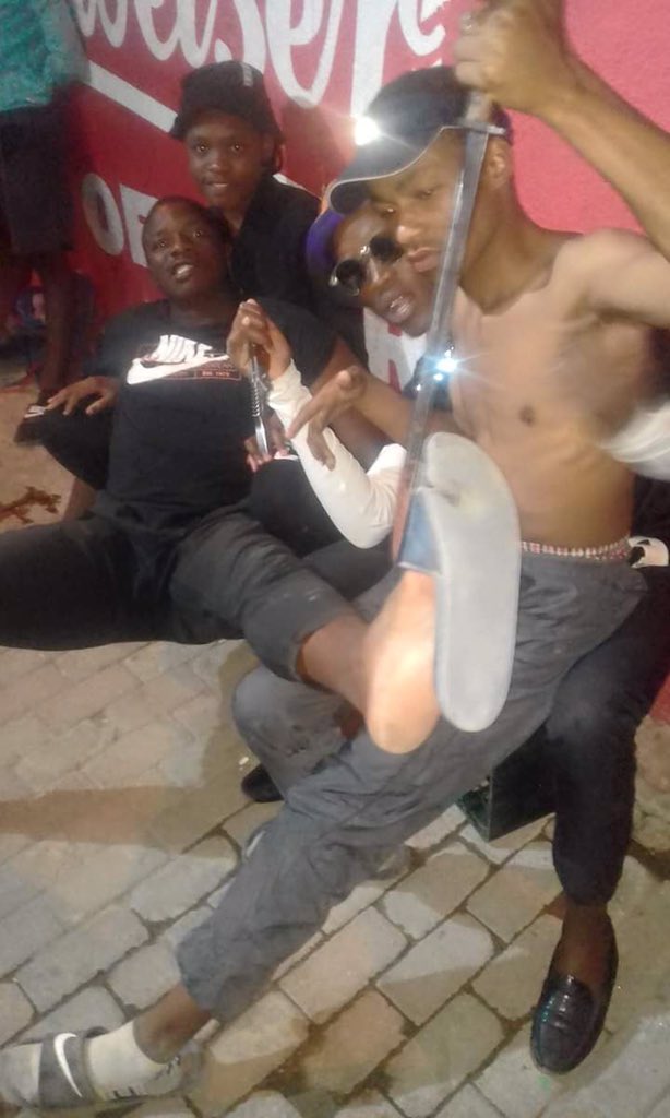 AdvoBarryRoux's tweet photo. There's a dangerous gang in Seshego called Burial 13. The following are members of the gang:
1.Phuti Sello Ledwaba (Zilla)
2.Lesedi Chris Mochaedi (Buda the recent murderer)
3.Moshe Chauke (The boss of burial 13)
4.Thabang Mpaketsang (mavhasmile) from Lebowakagomo https://t.co/vGLOWLGjr4