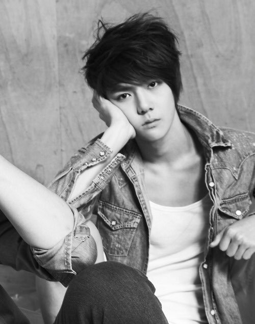xunhuas's tweet photo. “SM’s new boy group, EXO, introduces new member, Sehun”

“The (next) member to be newly introduced this time is Sehun, a 17-year-old rookie who stands handsomely tall at 181 cm with both the attractive visuals &amp; powerful dance skills.”

🔗https://t.co/oVCfH4dYS2

#8YearsWithSehun https://t.co/XR7ukbLNrS