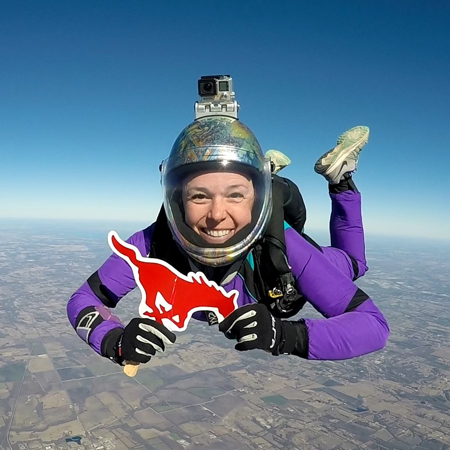 StaffSMU's tweet photo. Who knew Mustangs could fly? Lacey Breaux from SMU's Department of Physics is a nationally competitive skydiver. She took Flat Peruna on her 890th jump over Whitewright, TX! Amazing!! Send your photos to smusa@smu.edu and tag @StaffSMU #FlatPeruna on social media! https://t.co/nihP6h0NhB