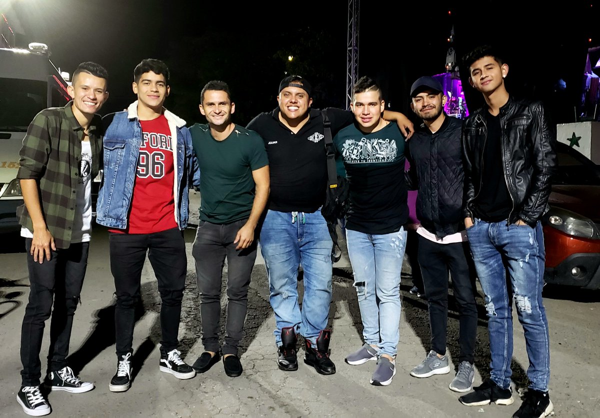 LosKRamones's tweet photo. Compartiendo con grandes colegas @juventudparrandera 🎶🎶 Larga vida para este genero tan bonito 💃🕺🔥
#BailaCarranga #LosKramones #Carranga #MusicaCarranguera #Parranda #tocaestudios #luchinisuarez https://t.co/bzazdLHNBL