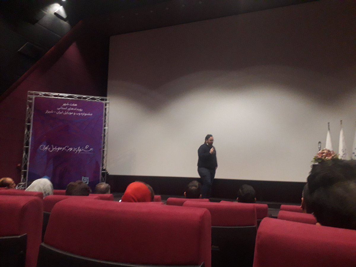 seemeplus's tweet photo. به علت مشکل در اتاق فرمان مجبور شد یه تنه بدون پاورپوینت سخنرانی کنه💪😂
#iwmf98 
#فروشگاه_ساز https://t.co/WP4EAEliqi