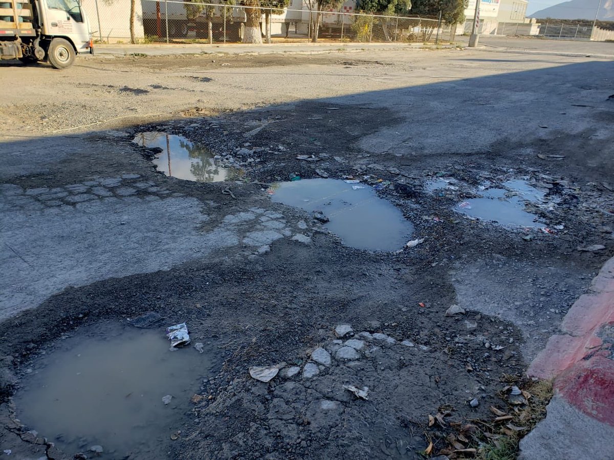 OFRdz's tweet photo. Hace meses que el gobierno municipal de #RamosArizpe no concluye el trabajo de reparación de esta calle. Ya son decenas los coches con daño... @PRIRamosArizpe @chemamorales1 calle Av. Industrial Automotriz, Parque Industrial Ramos Arizpe. #Bache #Deterioro #Calle #MalEstado. https://t.co/kJXX1pYib6