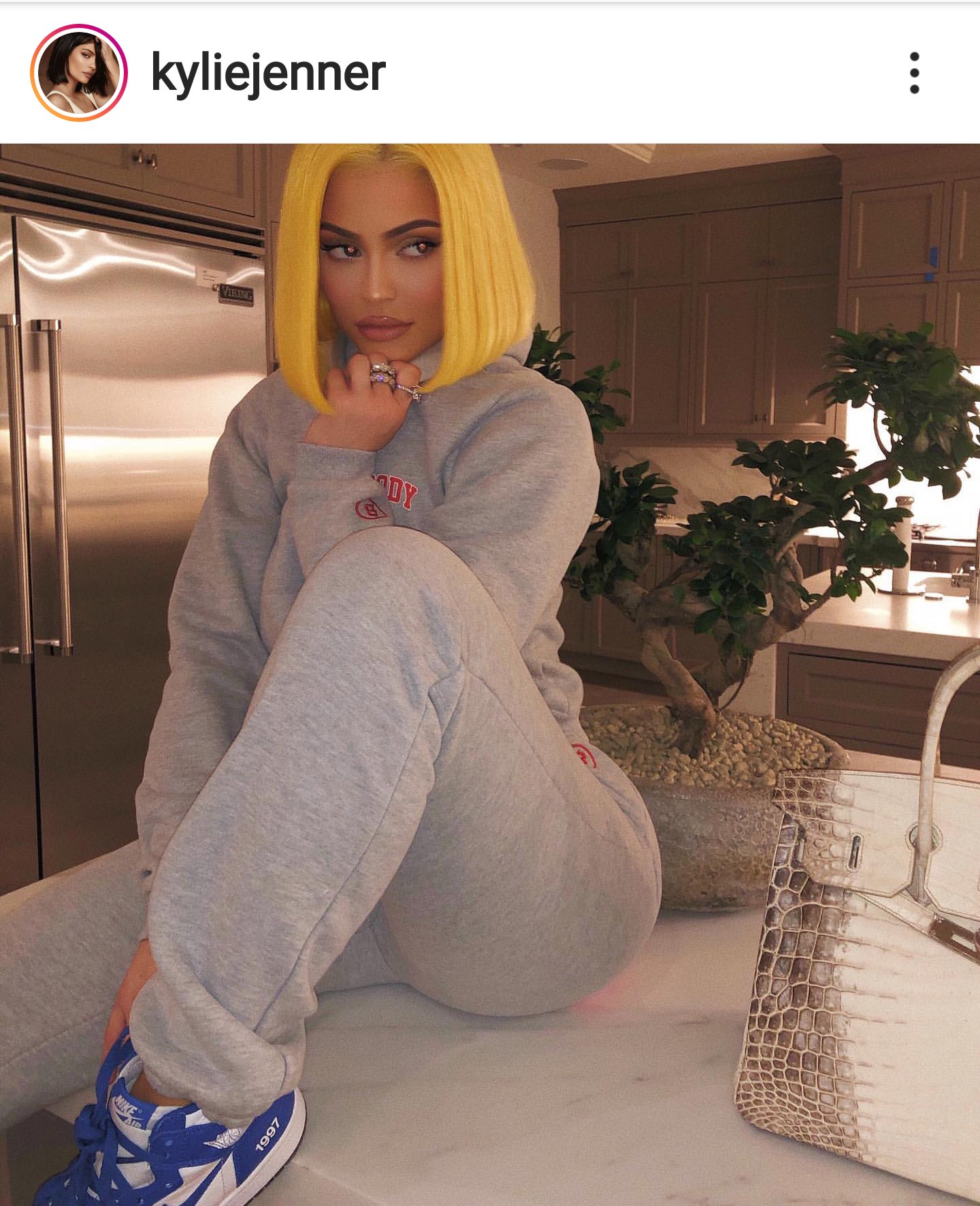 sz9 on Twitter: "Kylie Jenner debido su contrato con adidas. En 2 de sus últimos 5 posts en IG lleva Nike. cuando deja la novia y vas haciéndote