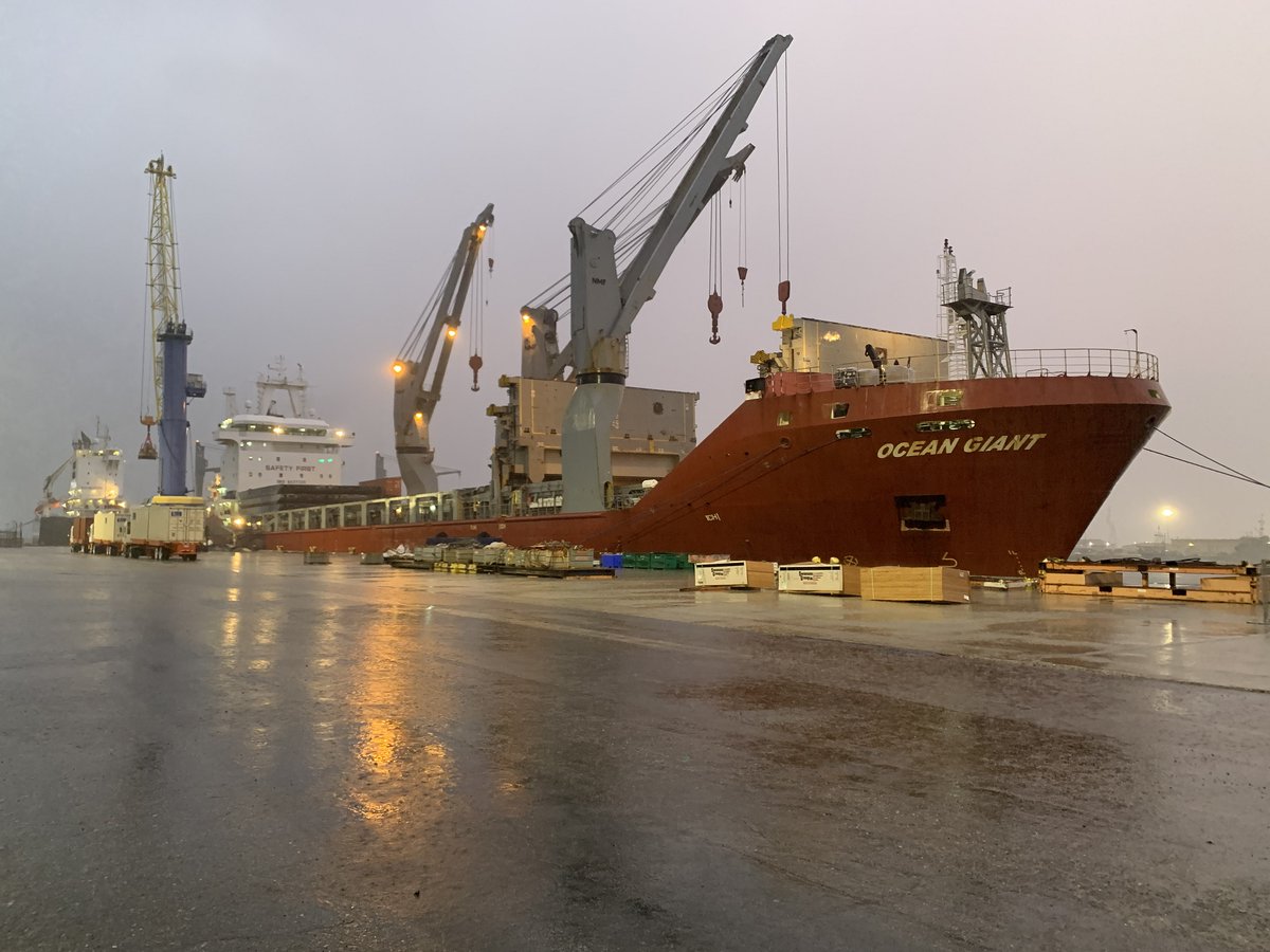 usoceanllc's tweet photo. The M/V Ocean Giant loading in Port Hueneme, CA. #operationdeepfreeze #shipping #chartering #breakbulk #usocean #usflag #maritime #heavylift #portsandterminals #shipsandshipping #shipsinpics #maritimeindustry https://t.co/Am7g5JapgM