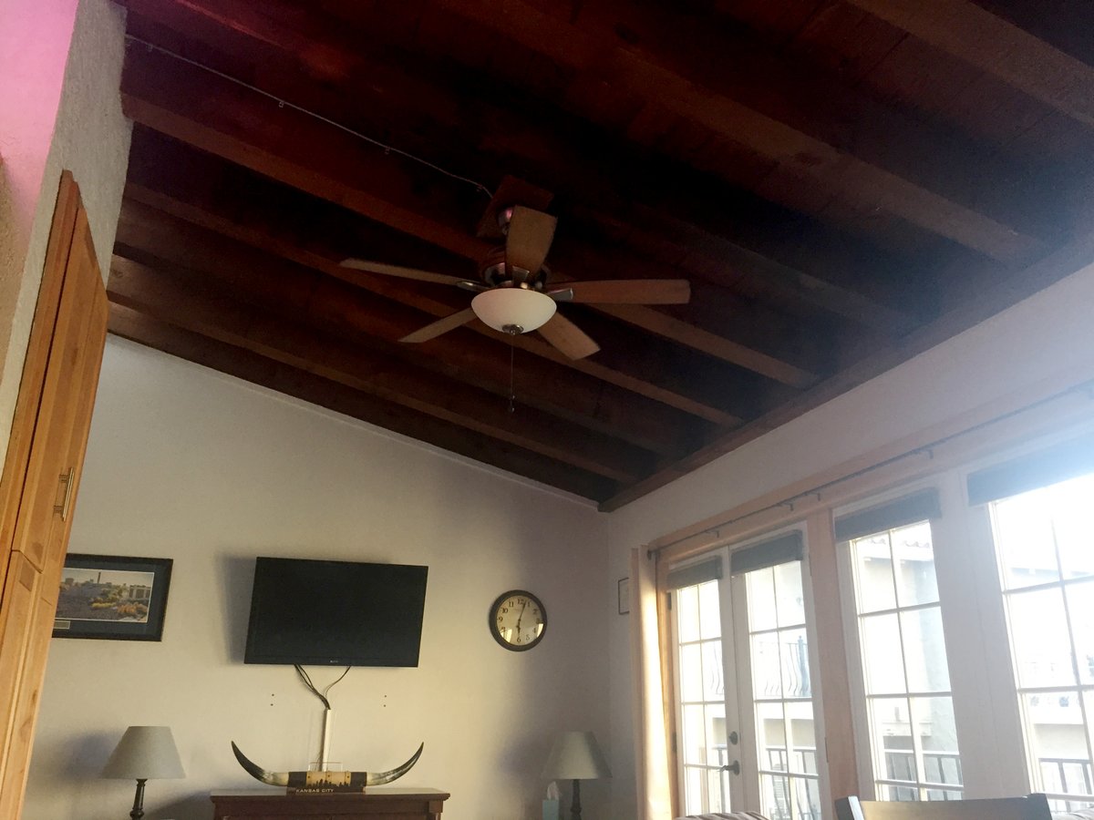 TylerKoonce27's tweet image. My condo on the @ThePlazaKC is available immediately for rent. Awesome location, reserved parking in gated lot, safe complex, walking distance to all #PlazaKC stores/restaurants, washer/dryer/dishwasher in unit, vaulted ceilings, top floor w/ balcony overlooking pool. DM me! #KC