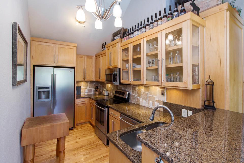 TylerKoonce27's tweet image. My condo on the @ThePlazaKC is available immediately for rent. Awesome location, reserved parking in gated lot, safe complex, walking distance to all #PlazaKC stores/restaurants, washer/dryer/dishwasher in unit, vaulted ceilings, top floor w/ balcony overlooking pool. DM me! #KC